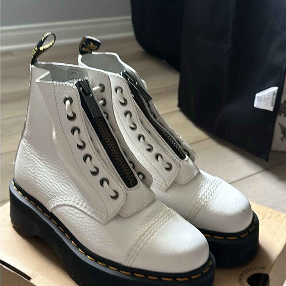 White Dr Marten / Sinclair